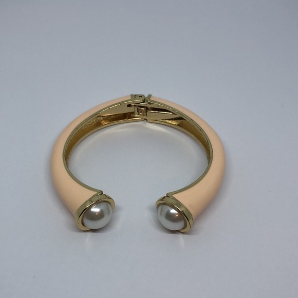 𝅺Vintage enamel faux pearls cuff hinge bracelet costume jewelry designer look. - Picture 4 of 4